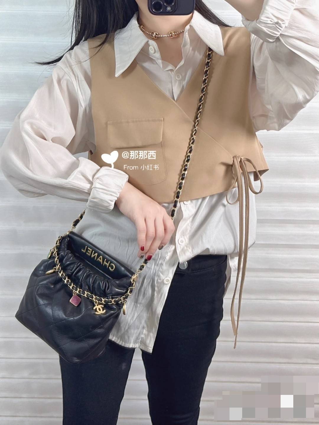 Chanel 23P mini bucket bag น่ารักมากๆ กับกระเป๋าสะพายไซส์มินิ ที่ปล่อยผ่านไม่ได้จริง ดีไซน์สายโซ่คล้องแขนตกแต่งอะไหล่ห้อยเพิ่มมูลค่า และยังตกแต่งโลโก้สวยเด่น