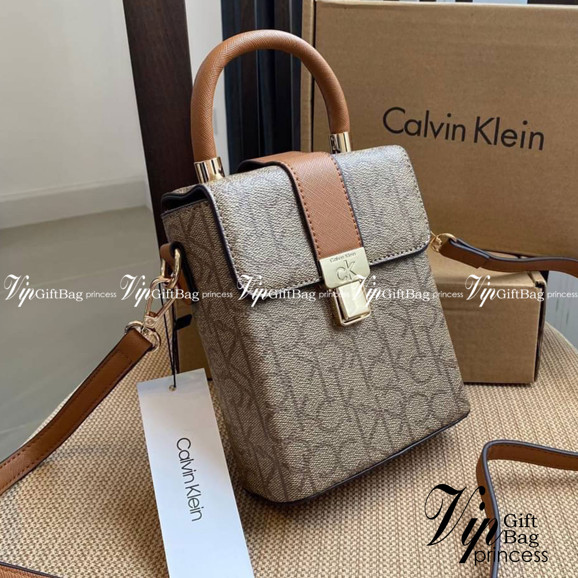 CALVIN KLEIN JEANS crossbody bag กระเป๋าถือหรือสะพาย ลายซิกเนเจอร์แบรนด์ทั้งใบ มีหูจับสำหรับถือ เปิด-ปิดกระเป๋าด้วยกระดุมแม่เหล็ก ด้านในโล่งกว้างมีช่องเล็กและช่องซิปสำหรับใส่ของจุกจิก ซับในลายแบรนด์อย่างดี มาพร้อมสายสะพายยาวปรับระดับได้ สามารถใช้ได้หลากหล