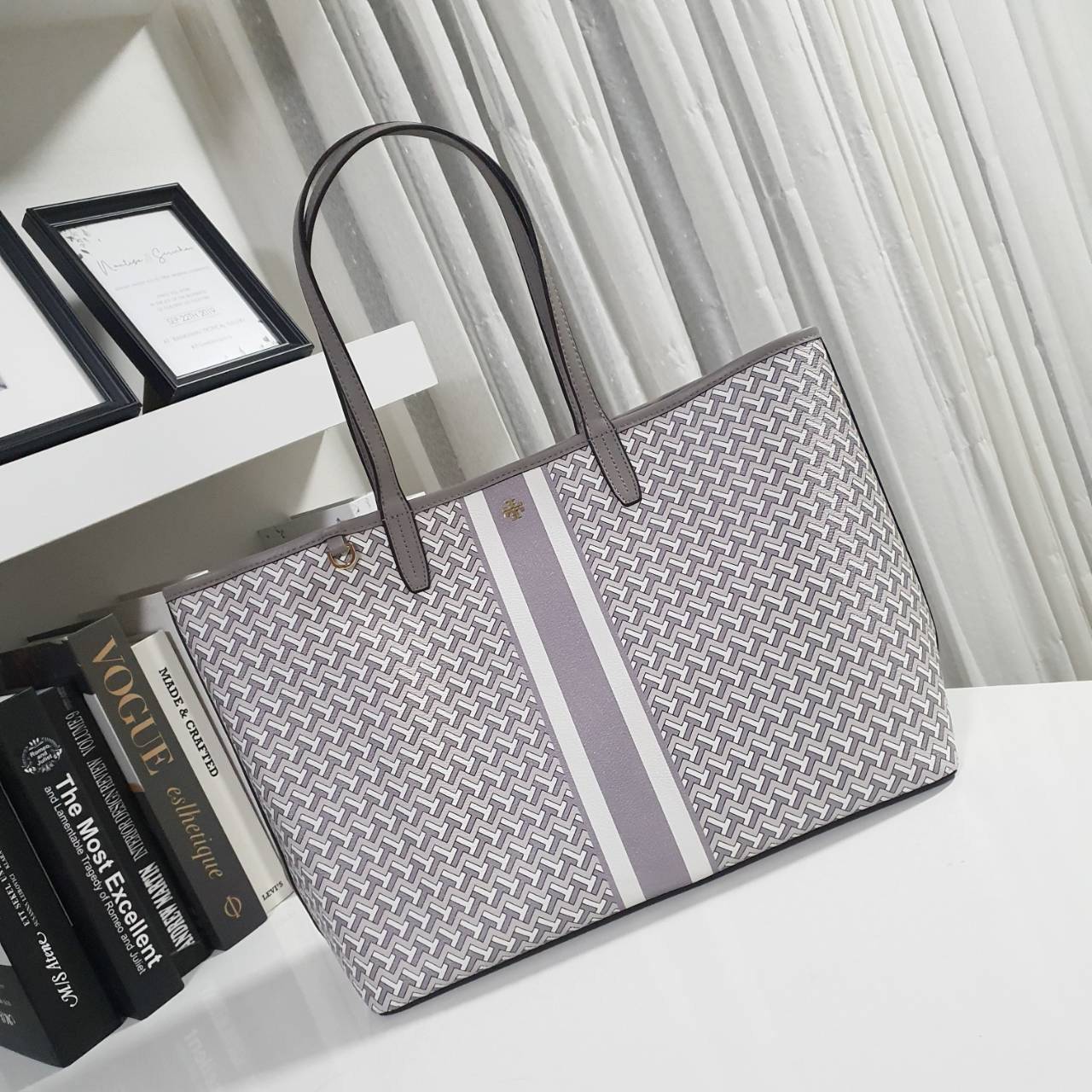 TORY BURCH T LINK TOTE BAG กระเป๋าสะพายไหล่ทรงช้อปปิ้ง ทรงคลาสสิค ฮิตตลอดกาล ทรงสวยขนาดกำลังดี ตัวกระเป๋า วัสดุหนัง PU ด้านหน้าติดโลโก้แบรนด์มาพร้อมที่คล้องกุญแจ ตัดแถบเส้นลายกราฟฟิค เปิดปิดด้วยกระดุมแม่เหล็ก ภายในมีช่องแยกลายแบรนด์สวยงาม โล่งกว้าง ภายในบ