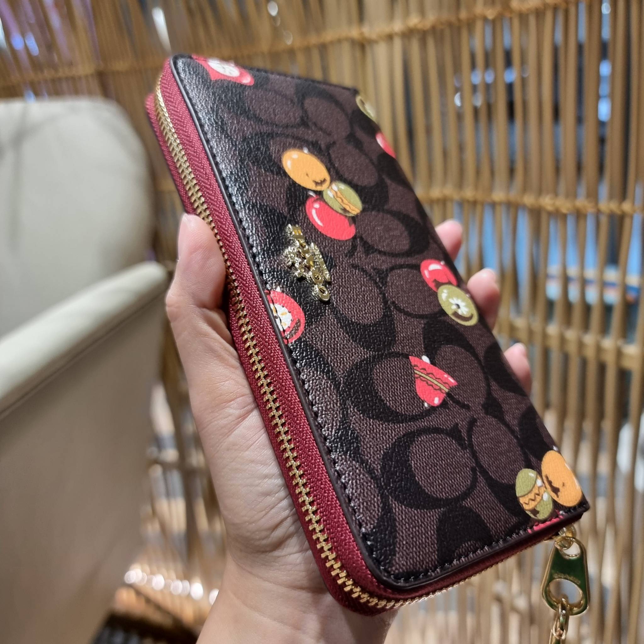 COACH C7410 LONG ZIP AROUND WALLET WITH ORNAMENT PRINT ความสวยต้องส่งต่อ!! คอลเลคชั่นใหม่ 2IN1 คุ้มค่าแบบที่สุด กระเป๋าสตางค์กึ่งคล้องมือ ดีไซน์ลวดลายสดใส น่ารักน่าใช้ คลาสสิคใช้ง่าย ไม่มีเบื่อ วัสดุหนังแคนวาสเคลือบลาย มาพร้อมสายคล้องมือ ถอดออกได้ ภายในใส