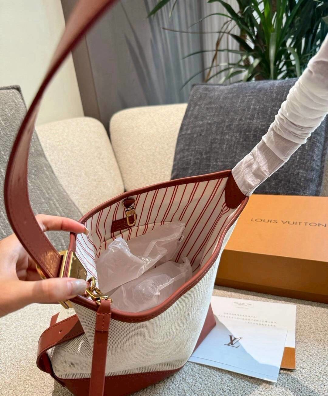 LV Low Key Hobo PM Bag กระเป๋าสะพายทรงโท้ทรุ่นใหม่ งานคอตตอนแคนวาส เผยความเรียบหรูมีระดับด้วยรูปทรงเรียบง่ายและงานฝีมือประณีตไร้ที่ติ ประดับแม่กุญแจสัญลักษณ์สุดไอคอนิก