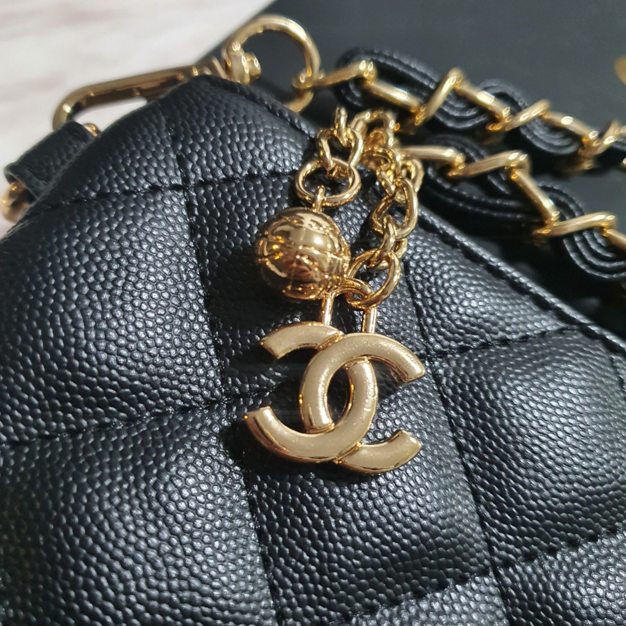 SIZE MEDIUM พร้อมส่งรุ่นขายดี!!! Don't Miss! Chanel Clutch Bag VIP Gift With Purchase (GWP) กระเป๋าคลัชแบนหรือกระเป๋าสตางค์ GWP จาก Chanel Cosmetic Counter Duty free วัสดุหนังคาเวียร์สวยหรูเปิดปิดด้วยซิปสะดวกใช้ ด้านหน้าประดับโลโก้แบรนด์อะไหล่ทองและม