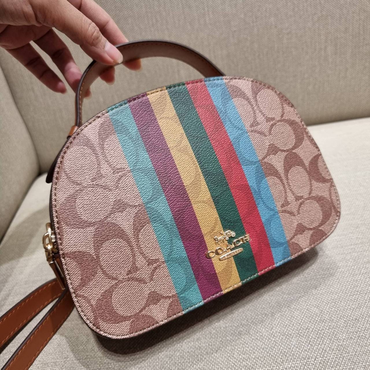 COACH C5642 SERENA SATCHEL IN SIGNATURE CANVAS WITH STRIPE ดีไซน์ stripe ที่แสนจะโดดเด่น กับคอลเลคชั่นยอดฮิต ที่ sold out ไปแล้วในหลายประเทศ!! กระเป๋าสะพายข้างทรงสวย ลุคผู้ดี วัสดุหนังแคนวาสสลับหนังแท้ เปิด-ปิดด้วยซิป 2 ช่องหลัก ภายในเป็นช่องโล่ง เก็บของไ