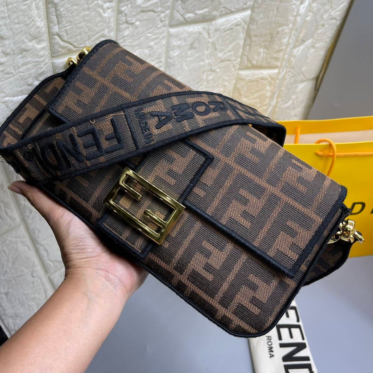 MEDIUM || FENDI VINTAGE BAGUETTE SHOULDER BAG 2size ORI Grade ใช้งานต่างประเทศได้ กระเป๋าสะพายทอลายโมโนแกรม อะไหล่ทองหรูหรา มี 2 ขนาด ทนทาน มาพร้อมสาย 2 แบบ สำหรับคล้องแขน และสายครอสบอดี้ เปิด-ปิดด้วยกระดุมแม่เหล็ก ภายในเป็นช่องโล่ง ใส่โทรศัพท์ พร้อมเสิร์