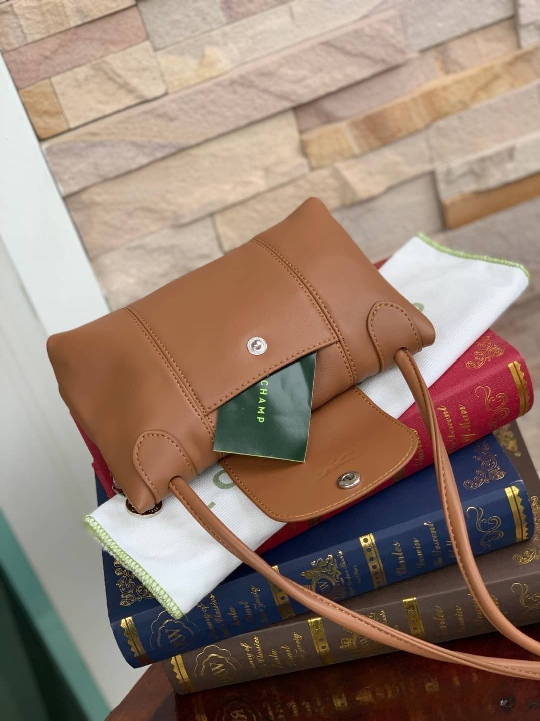 Longchamp Le Pliage Cuir Crossbody Bag อีกหนึ่งคอลเลคชั่น Le Pliage Cuir หนึ่งในตระกูลกระเป๋าสุดไอคอนิกจากแบรนด์ Longchamp และจัดการปรับดีไซน์ให้มีขนาดเล็กลงในทรงcrossbody กะทัดรัดสะพายแล้วคล่องตัว ด้วยดีไซน์ที่ดูเป็นเอกลักษณ์การใช้งานช่องหลักที่ซิปด้านหล