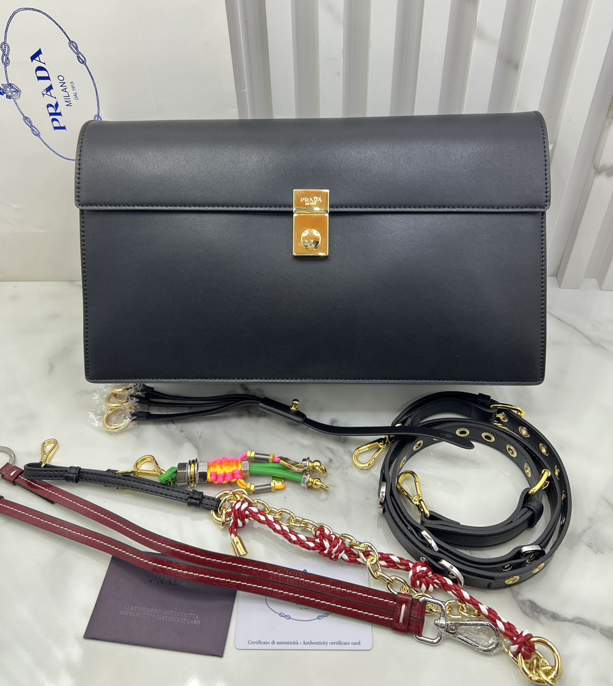 ORI หนังแท้ | 35cm Prada Soft Sound large leather shoulder bag with charms กระเป๋าสะพายทรงกล่องใบใหญ่ รุ่นใหม่ล่าสุด มาแรงแบบเกินต้าน ด้วยดีไซน์เรียบ แต่มีกิมมิคเท่ห์ๆ ที่สายและพวงห้อยหลากสีสุดคิวท์