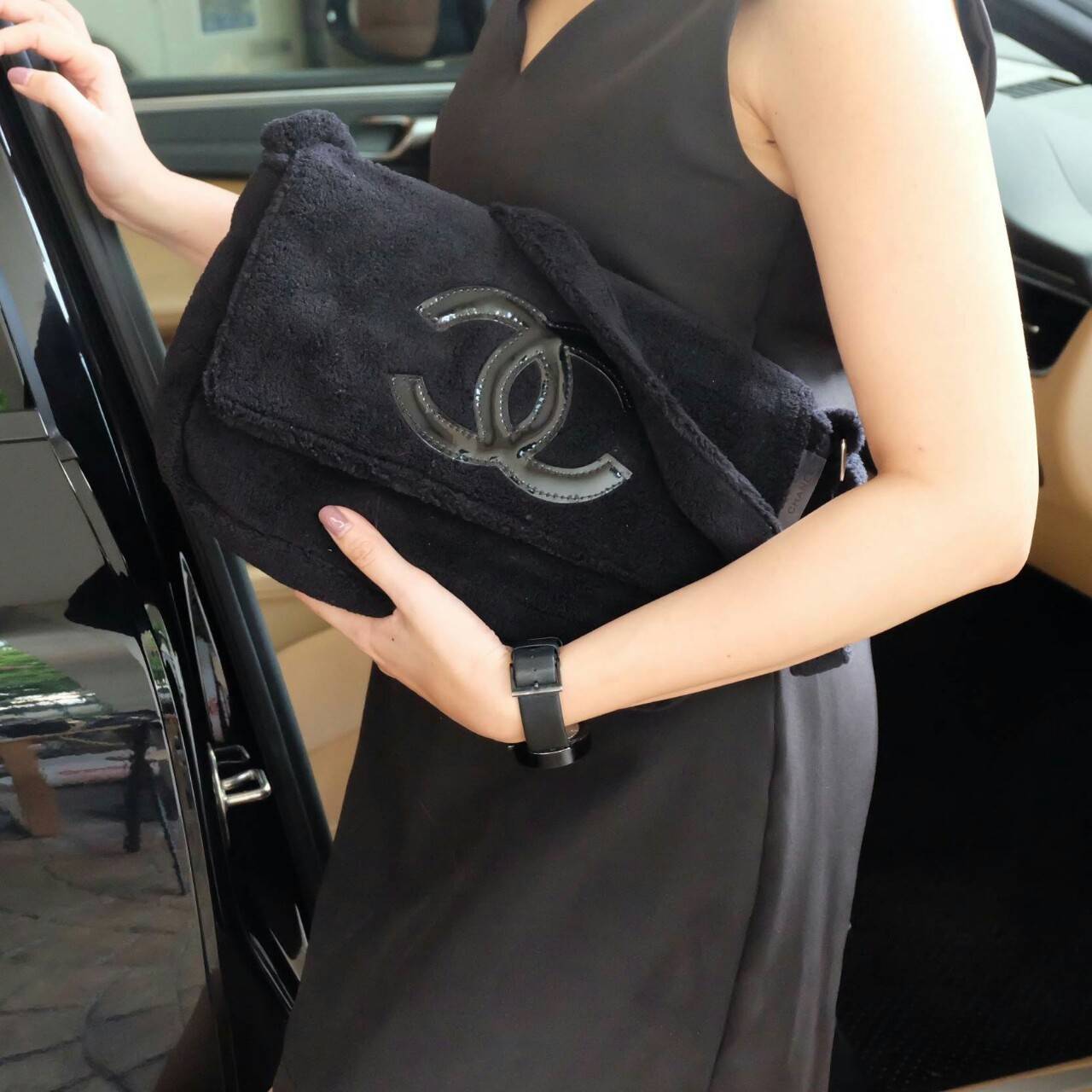 ☃ #กระเป๋าจากงานOutletแท้ 🎈#ภาพถ่ายจากงานขายจริงทั้งหมดนะคะ 🎄New In! ที่หลายคนถามหา มาแล้วจ้า จาก chanel vip gift แบรนด์ดังสุดหรู เป็นกระเป๋า ใบสวยรุ่นหายาก จุของได้เยอะ ขนาดกำลังดี เลิศมาก ใช้แล้วไฮโซ สวยเกินราคาแน่นอนคะ ขนเฟอร์นิ่