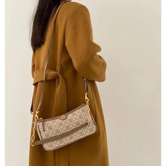 Tory burch T Monogram Jacquard Studio Bag กระเป๋า T Monogram Studio รูปทรงกระทัดรัด มาในสไตล์มินิมอลที่ถูกรังสรรค์อย่างปราณีตด้วยผ้าทอ jacquard เพื่อเฉลิมฉลองโลโก้กราฟฟิก ลวดลายสวยเด่น ดูสะดุดตา ใช้งานได้หลายรูปแบบ การแมทช์กระเป๋าให้เข้ากับการแต่งตัวทุกวั