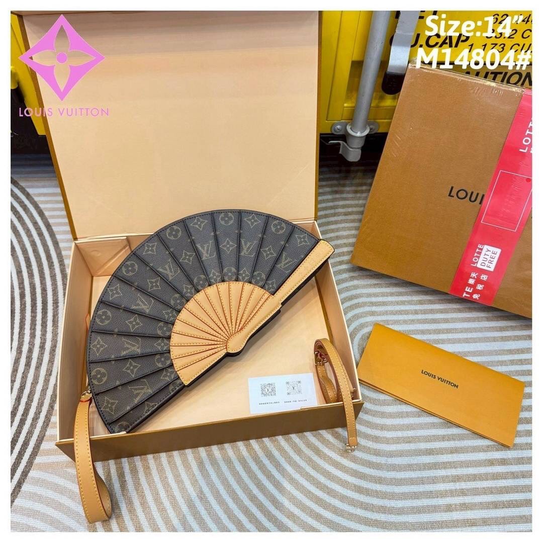 LV Fan Clutch Bag กระเป๋าทรงคลัชรูปทรงคล้ายพัดพับได้ ดีไซน์น่ารักสดใส ใหม่ล่าสุด โดดเด่นไม่เหมือนใคร