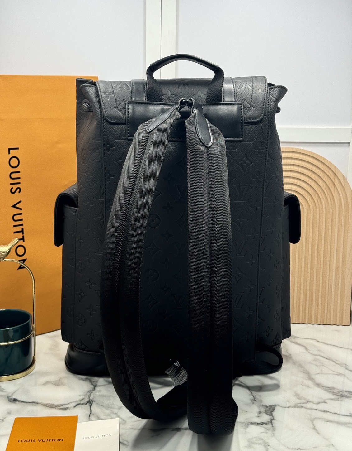 LV Christopher MM Backpack กระเป๋าเป้สะพายหลังขนาดกลาง สีดำเต็มใบสวยคลาสสิก ปั้มลายโมโนแกรม ตอบโจทย์การใช้งานด้วยช่องกระเป๋าด้านข้าง 2 ช่อง ดีไซน์กระดุมกดและสายรูดเพิ่มความปลอดภัยในการพกพาสิ่งของด้านใน