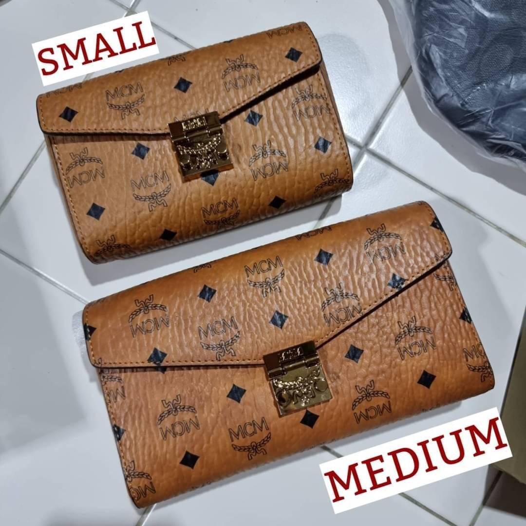 M.C.M SMALL MILLIE FLAP CROSSBODY IN VISETOS ไซส์ใหม่พกพาสะดวก!! กระเป๋าสะพายกึ่งคลัทช์ รอบนี้มาไซส์สวย สามารถใช้แทนกระเป๋าสตางค์ได้เลย ใส่โทรศัพท์มือถือได้ทุกรุ่น ใส่ของสำคัญสบายๆ มาพร้อมสายสะพายโซ่สีทองหรูหรา รูปทรงดีไซน์ร่วมสมัย ใช้งานง่ายด้วยตัวล็อค ว