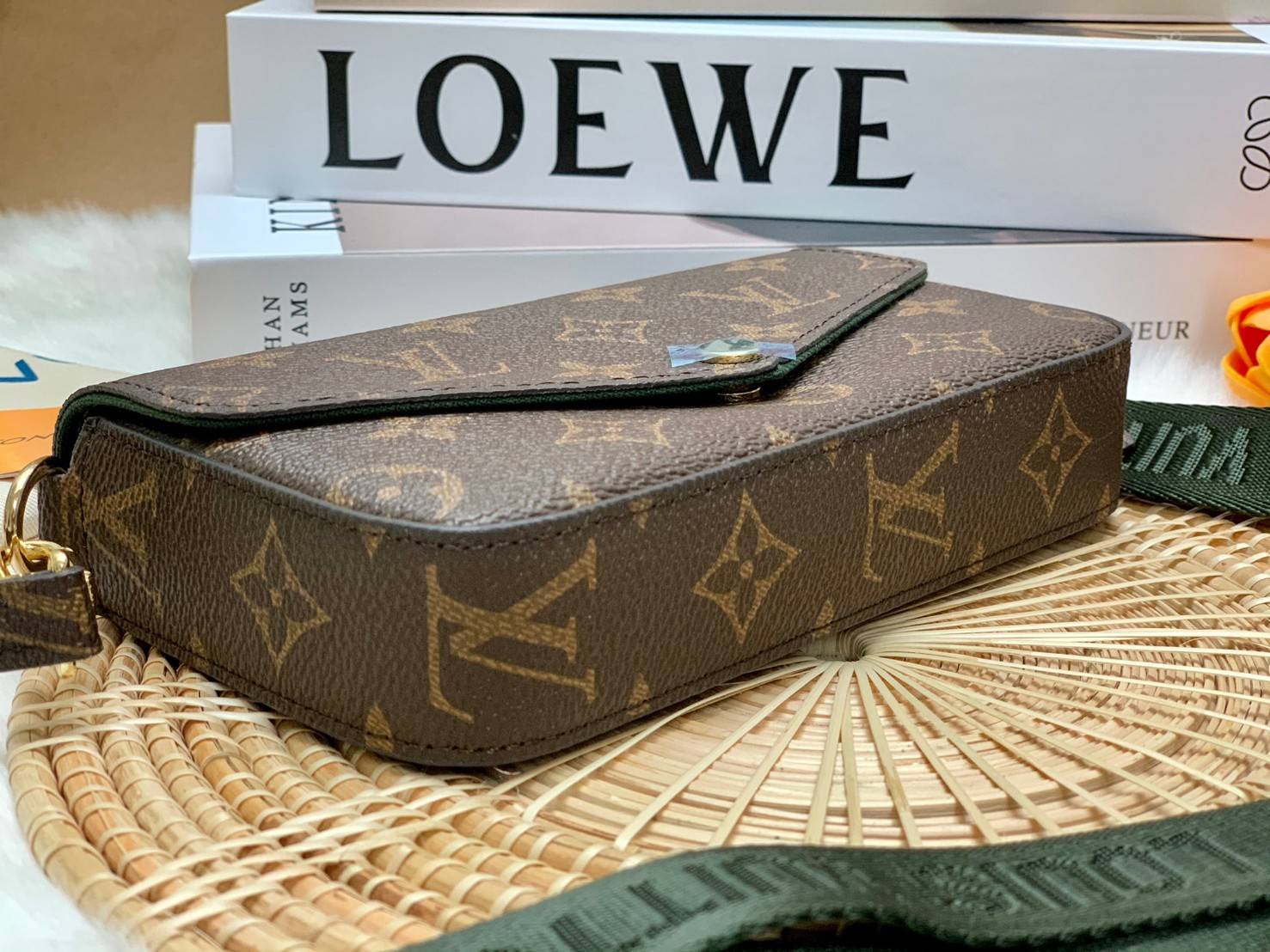 LV ✈️สะพายได้ทั่วโลกคะ! LV M80091 Louis Vuitton Felicie Strap มาพร้อมส่งค่ะ! ไม่ผิดหวังกับ LV รุ่นนี้ กระเป๋าวะพายแบบครอสบอดี้ร์หรือถอดสายสะพายถือแบบคลัทออกงานได้เลย หนังแกะแท้อย่างดี ขนาดพอเหมาะกับลำตัว ภายในสามารถใส่พาสปอร์ตได้;กระเป๋าเงินใบสั้นไ