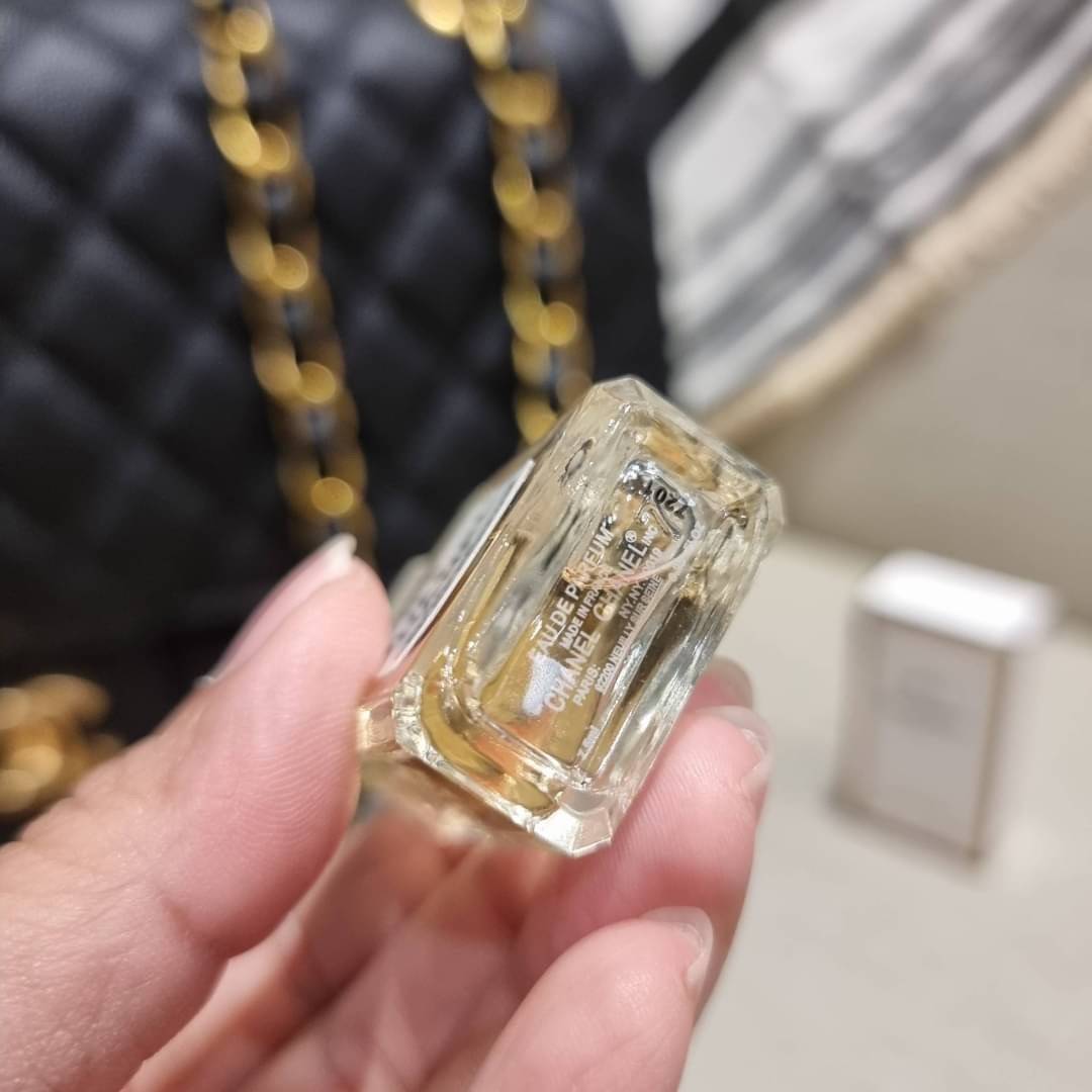 VIP 🥂 CHANEL LARGE CLASSIC JUMBO HANDBAG RARE ITEM!! CHANEL GIFT BOX SET สุดหรูชวนให้สะสมกันอีกแล้วหนึ่ง สุดยอดเดอะเบสท์ไอเท็ม พร้อมเสิร์ฟครบชุด สุดคุ้ม จัดให้กับกระเป๋ารุ่นคลาสสิคฮิตตลอดกาล ใบใหญ่จุแบบสุดๆ พร้อมกับผ้าคลุมไหล่ผืนใหญ่ ผ้าวูลนุ่มสุด