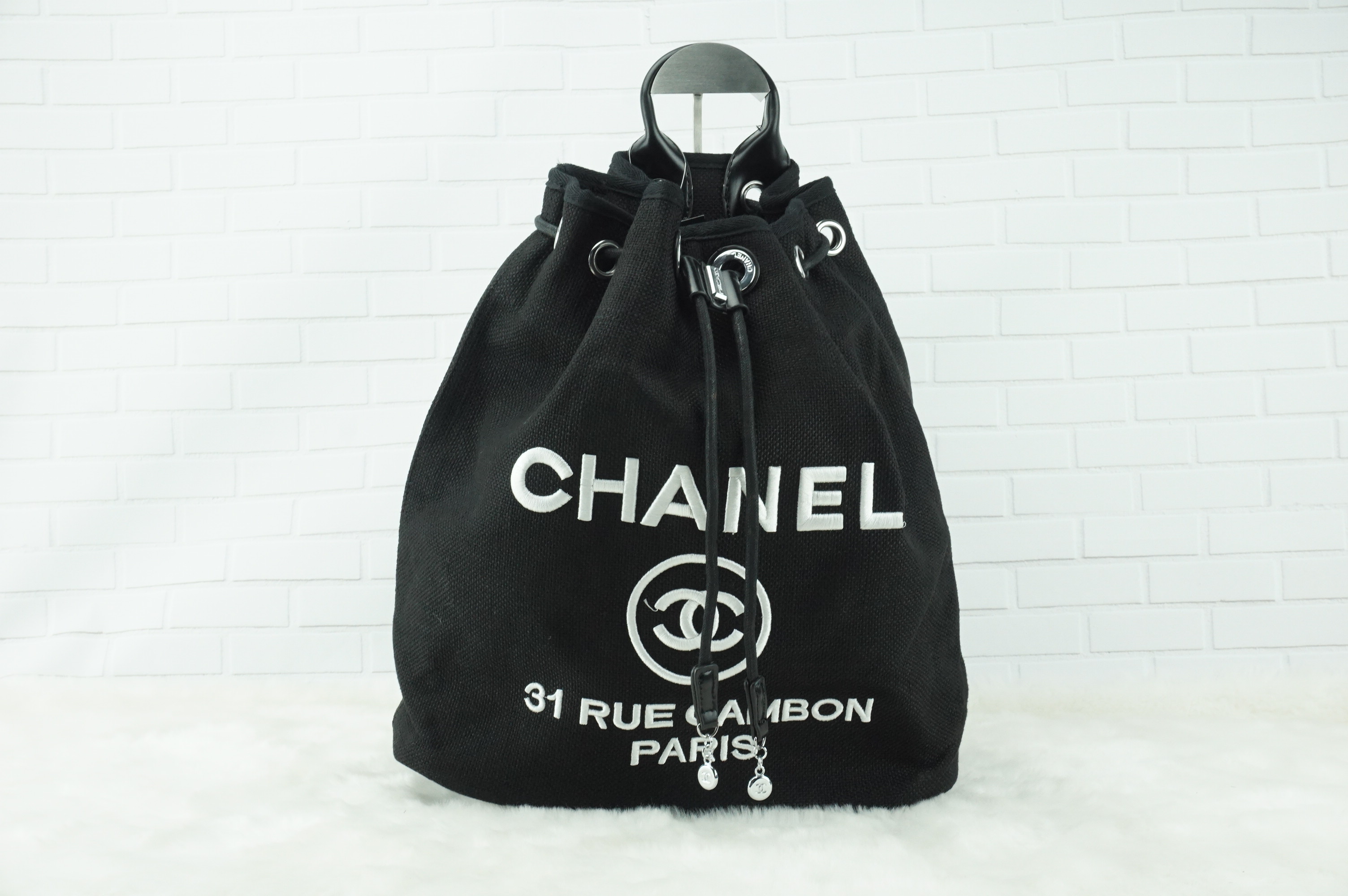 premium gift Chanel ทรงขนมจีบปักโลโก้นูน โลโก้ปัก ผ้า canvas เนื้อหนาอย่างดี มีซับใน ด้านหน้าปักโลโก้แบรนด์หรู จุดเด่นที่เป็นเป้สะพายด้านหลัง หรือสะพายด้านข้างก็ได้