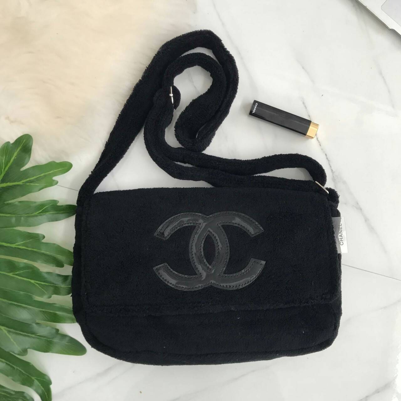 ☃ #กระเป๋าจากงานOutletแท้ 🎈#ภาพถ่ายจากงานขายจริงทั้งหมดนะคะ 🎄New In! ที่หลายคนถามหา มาแล้วจ้า จาก chanel vip gift แบรนด์ดังสุดหรู เป็นกระเป๋า ใบสวยรุ่นหายาก จุของได้เยอะ ขนาดกำลังดี เลิศมาก ใช้แล้วไฮโซ สวยเกินราคาแน่นอนคะ ขนเฟอร์นิ่
