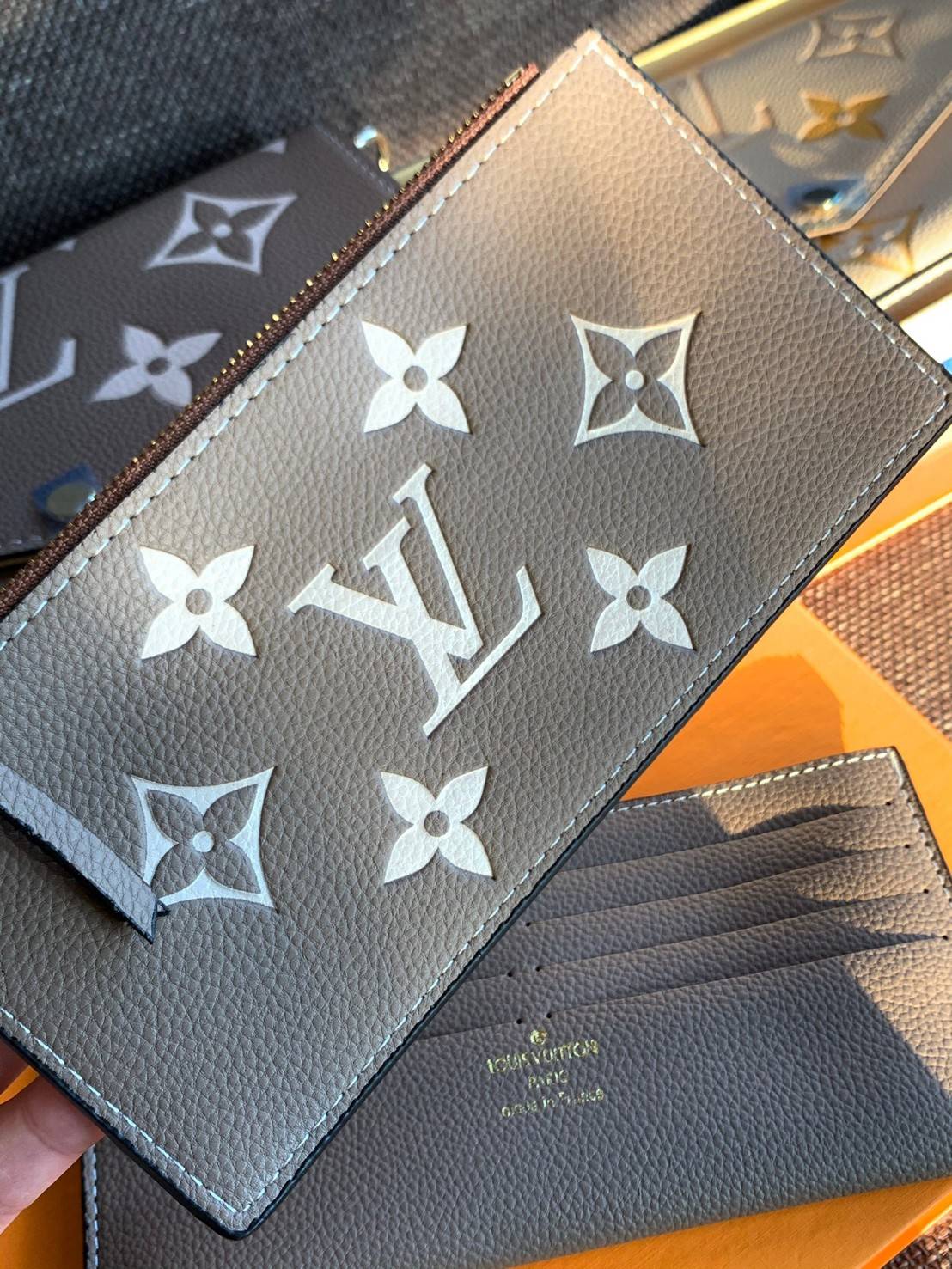 VIP 】Louis Vuitton Pochette Felicie ใบจริงหนังสวยมากๆค่า! ✔️กระเป๋าแบบคลัท มีสายสะพายโซ่มาให้ด้วยค่ะ ✔️หนังแกะสังเคราะห์อย่างดี ลายหนังสวย ปั้มลายแบรนด์ทั้งใบ ✔️รุ่นนี้มาพร้อมกระเป๋าเล็ก สำหรับใส่บัตรได้1ใบ//ใส่ธนบัตรแบบมีซิปรูดอีก1ใบ