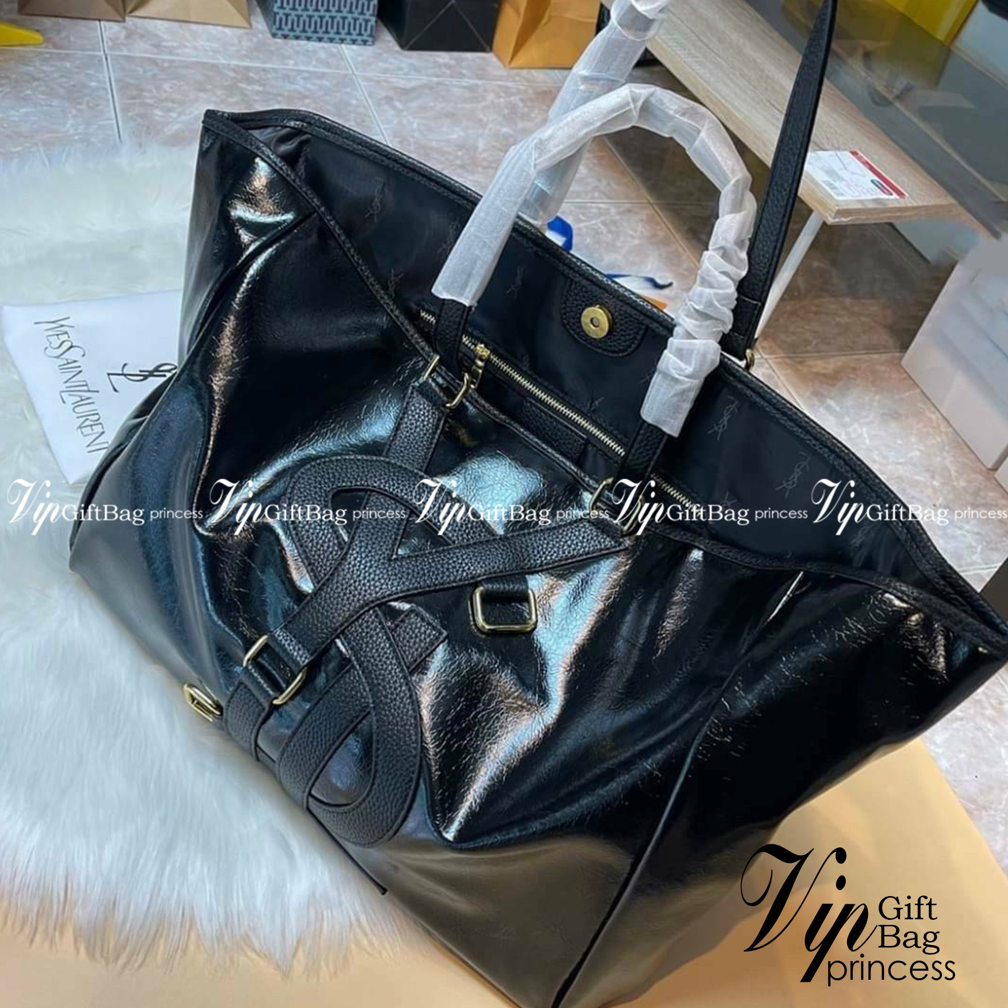 YSL Vavin Tote in Black Classic Leather / YSL SHOPPING E/W IN SUPPLE LEATHER รุ่นหนังเงา กระเป๋าทรงโท้ทใบใหญ่ หน้าโลโก้ใหญ่โดดเด่น ช่องกว้างใช้งานง่าย ภายในโล่งกว้างมาก ใส่ของได้สบาย หิ้วไปเที่ยวต่างจังหวัด สะพายไปต่างประเทศตามใจ!! เลิศตรงที่ดีไซน์ใบนี้เป