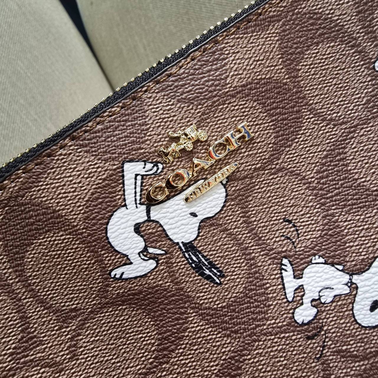 OUTLET 】COACH F36674 TOP HANDLE POUCH IN SIGNATURE WITH SNOOPY PRINT คอลเลคชั่นใหม่ ในสไตล์พอช มาให้ช้อปก่อนใครในไทยจ้า น่ารักน่าใช้ไปอีกกับกระเป๋าสะพายทรงฮิตตลอดกาล ด้วยดีไซน์ที่ออกมาให้ใช้งานได้ง่าย ขนาดกำลังเหมาะ วัสดุแคนวาสทนทาน ดีไปหมดขนาดนี้!! คุณลู