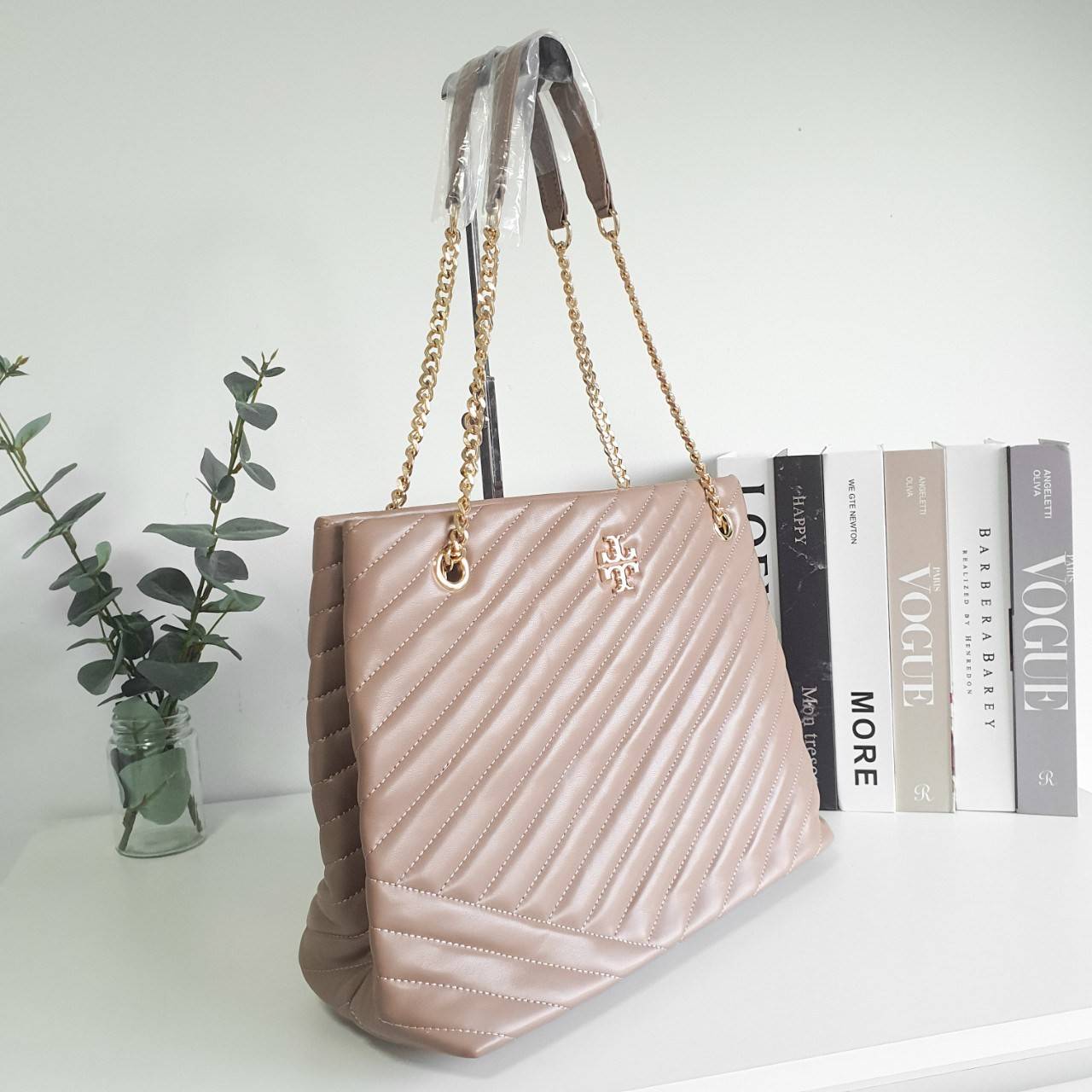 Tory Burch Kira chevron tote bag กระเป๋าทรง Tote สุดหรู ใบใหญ่ จุของได้เพียบ! วัสดุหนังแท้(Geniune Leather) หนังนิ่ม นุ่มมือมากกก มาพร้อมสายสะพายไหล่ต่อโซ่สลับหนัง อะไหล่ทองทั้งใบ ด้านข้างมีกระเป๋าเพิ่มทรงได้ ด้านในเปิดปิดด้วยกระดุมแม่เหล็ก มีช่องแบ่งใส่ข