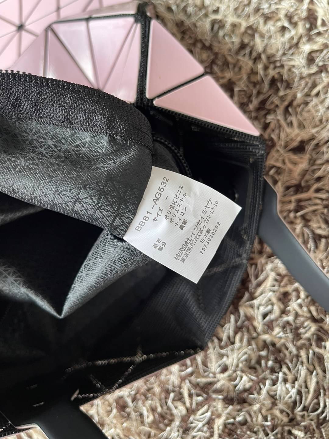 Baobao Issey Miyake 6x6 กระเป๋า Tote รุ่นนี้ถือว่าเป็นกระเป๋า Tote ไซส์กลางที่เหมาะกับการพกพาสิ่งของที่จำเป็นในทุก ๆ วัน มาพร้อมสายที่สามารถปรับได้ทั้งสองสาย และมีช่องใส่ของช่องเล็กด้านใน 1 ช่อง จุของได้เยอะแถมยังทนทาน ใช้เป็น Everyday Bag ได้เลยคะ พกพาสะ