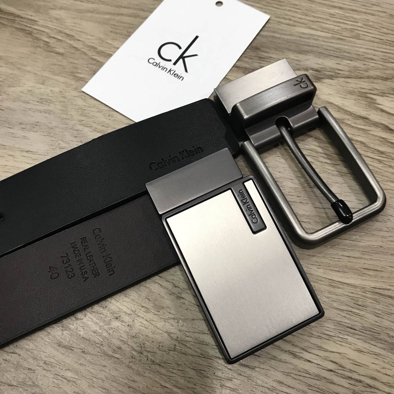 ห้ามพลาด! เซทสุดคุ้ม! ซื้อ1ได้ถึง2! CALVIN KLEIN REAL LEATHER BELT VALUE PACK Limited Edition เข็มขัดหนังแท้ พร้อมหัวเข็มขัด2แบบคุณภาพดีตามแบบฉบับของแบรนด์ สายเข็มขัดสามารถกลับด้านใช้ได้ทั้งสีดำและสีน้ำตาลเหมือนมี2เส้น2หัวสลับใช้ได้ไม่จำเจ มาพร้อมถุงกระดา