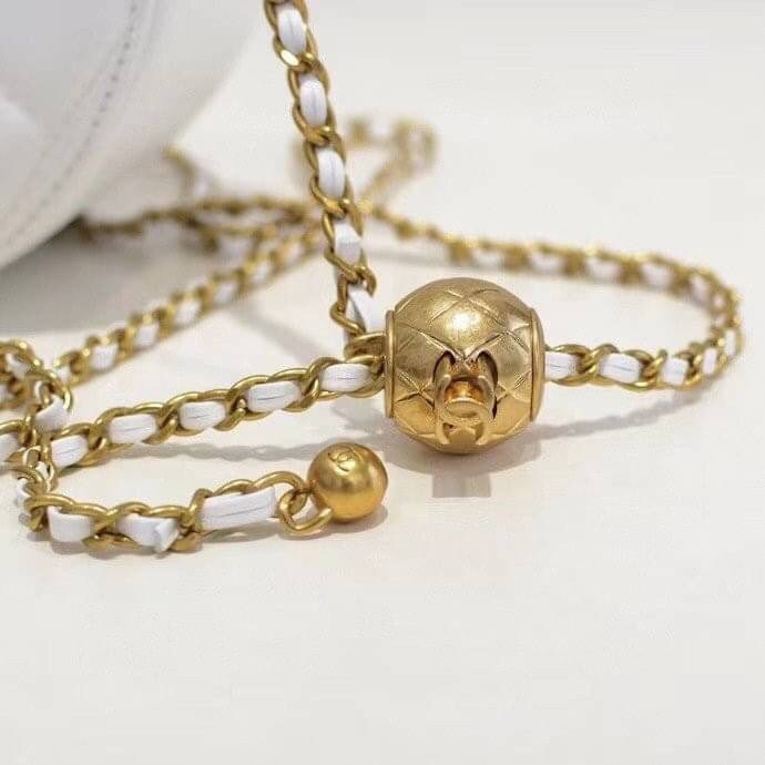 หนังแท้ VIP GIFT CHANEL Round Crossbody Bag กระเป๋าสะพายคาดลำตัวรุ่นนี้โดดเด่นด้วยรูปทรงกลมสุดชิค ขนาดกะทัดรัด พร้อมด้วยหนังกระเป๋าที่ทำจากหนังแท้คุณภาพดี รุ่นที่ตอบโจทย์และครองใจสาว ๆ ได้อย่างแท้จริง เนื่องจากมีดีไซน์เรียบหรู โดยทางแบรนด์ได้ใช้เทคนิคการเ