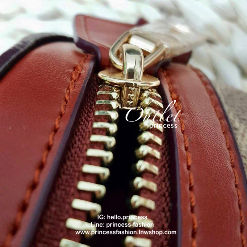 COACH SIGNATURE X GUANG YU BELT BAG New arrival Limited edition !! กระเป๋าสะพาย คาดอก/ เอวได้ วัสดุหนังแท้ รุ่น limited ใน collectionCoach x Disney รุ่น มีช่องซิปหน้า-หลัง ใส่ wallet กลาง มือถือได้ทุกรุ่น และของใช้ส่วนตัว สายปรัยได้ค่ะ