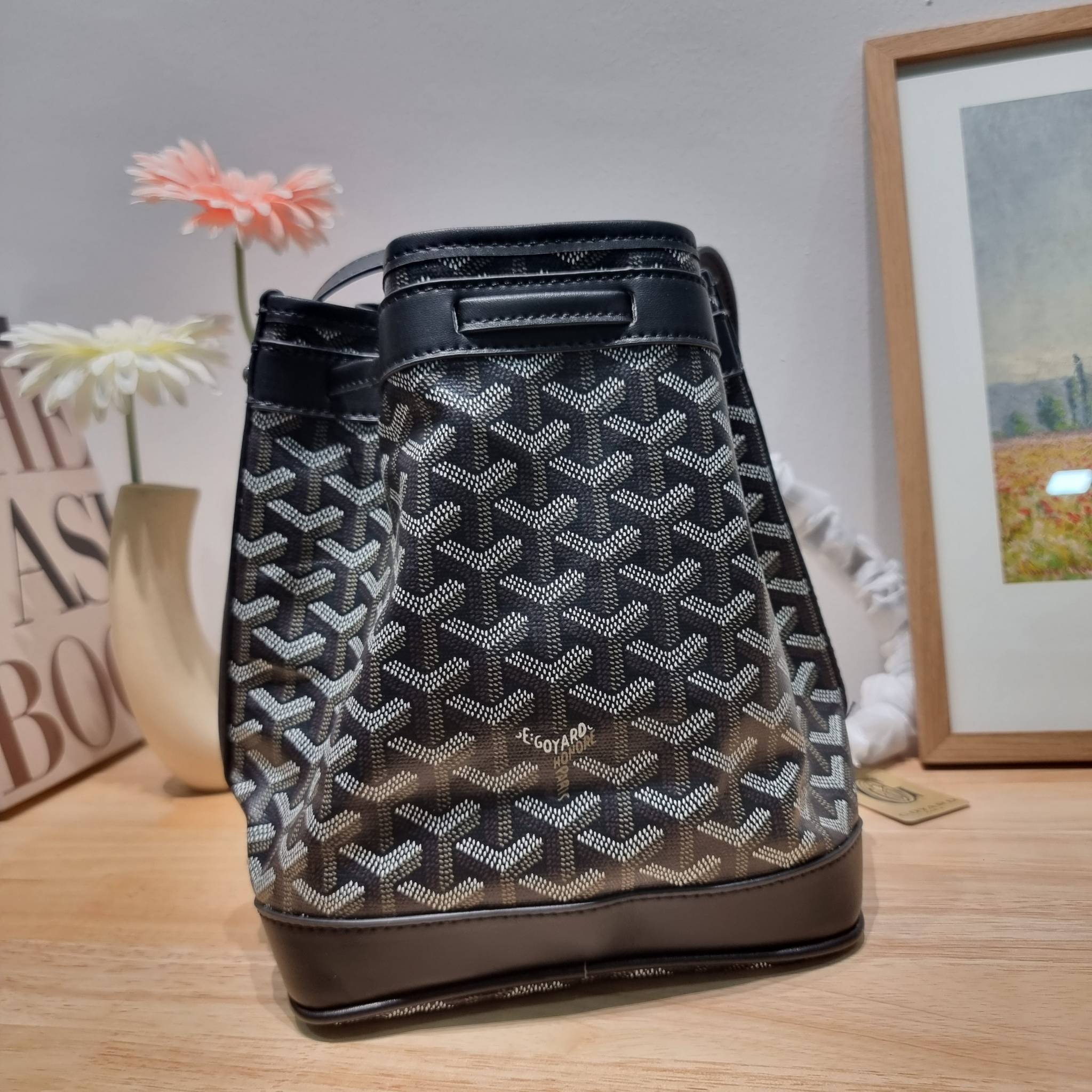 GOYARD PETITE FLOT BUCKET BAG กระเป๋าสะพายทรงบัคเก็ต ที่ดีไซน์สะดวกต่อชีวิตมาก รูปทรงคลาสสิค ดีไซน์เป็นเอกลักษณ์ สดใสทุกสี ดูผู้ดีในตัว วัสดุหนังแคนวาสพิมพ์ลายสวยคม ปากกระเป๋ารูดเปิด-ปิดได้ตามชอบ ภายในเป็นช่องโล่ง ใส่กระเป๋าสตางค์ มือถือ ได้ครบถ้วน มาพร้อ