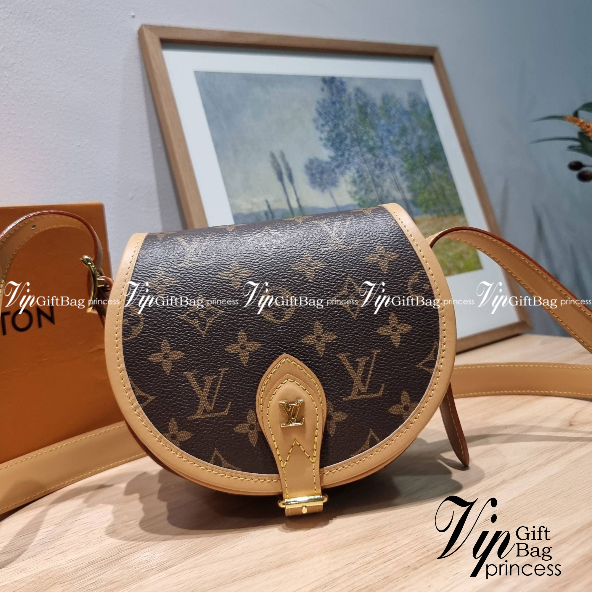 LV Tambourine Monogram Crossbody Bag รุ่นลิมิเต็ดหายาก กับกระเป๋าสะพายทรงสวย ดีไซน์คลาสสิค วัสดุหนังแคนวาสตัดสลับหนังแท้ เปิด-ปิดกระเป๋าด้วยอะไหล่สายคาด สายสะพายในตัว ปรับได้ หรือซ่อนสายและถือเป็น clutch ออกงานก็ได้ ดูแพงมากๆ ภายในเป็นช่องโล่ง ใส่ของจุกจุ