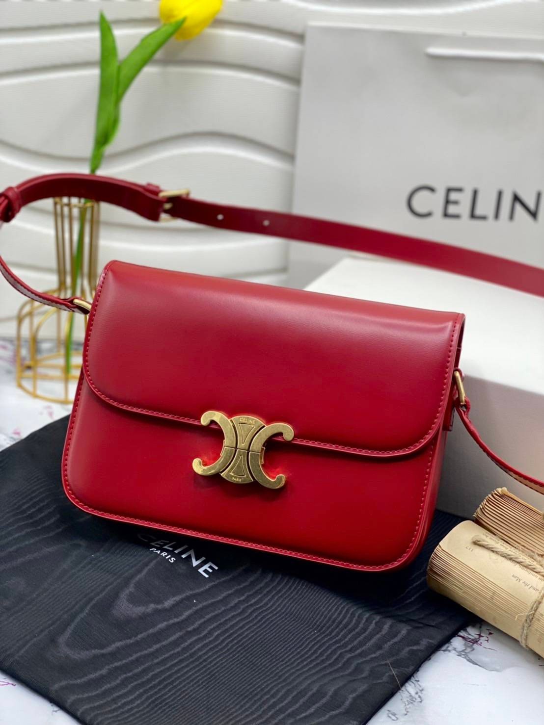 หนังแท้ CELINE TRIOMPHE CROSSBODY BAG ดีไซน์ยอดนิยมสไตล์สาว LISA ทรงสี่เหลี่ยมหนังสวยหรูอยู่ทรงเปิดปิดด้วยฝาปิดโลโก้แบรนด์อะไหล่ทอง ภายในมีช่องหลัก ช่องย่อย และช่องซิป สามารถใส่มือถือของใช้จุกจิกได้เยอะ มาพร้อมสายสะพายหนังยาวปรับระดับได้ จะสะพายไหล่ CROSS