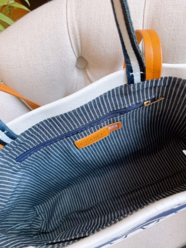 VIP 】CHANEL Spring Tote Blue Striped Beach Bag กระเป๋าทรง Shopping ใบใหญ่กำลังดี วัสดุผ้าแคนวาสตัดเย็บด้วยการเดินด้ายสวยงามเลอร์ค่ามาก สีน้ำเงินในลุคสดใส ไปทะเลได้แบบคูลๆ จุของได้เยอะ Rare items เด็ดๆแบบนี้ควรค่าเเก่การสะสมสาวก Chanel ห้ามพลาดค่ะ!