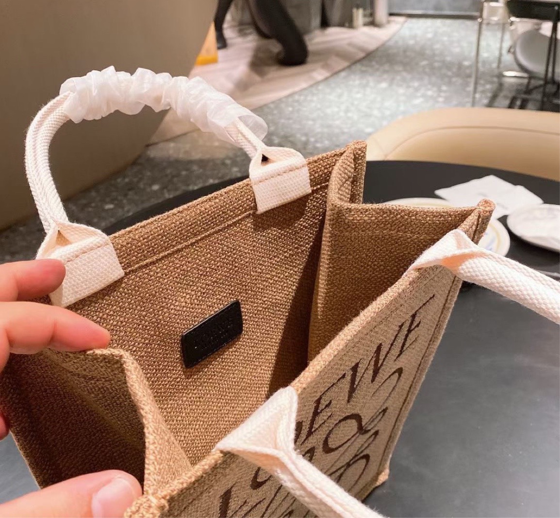 VIP GIFT 】LOEWE tote bag งานคอลเลคชั่นใหม่จาก LOEWE สไตล์วินเทจน่ารักมากค่ะ วัสดุผ้าอย่างดีปักแบรนด์ด้านหน้า พร้อมส่ง 2 สีค่า ครีมอ่อน และน้ำตาล น่ารักมากมาย ไปทะเลถือชิลๆ เก๋ไปอีกน้าาาา ^^