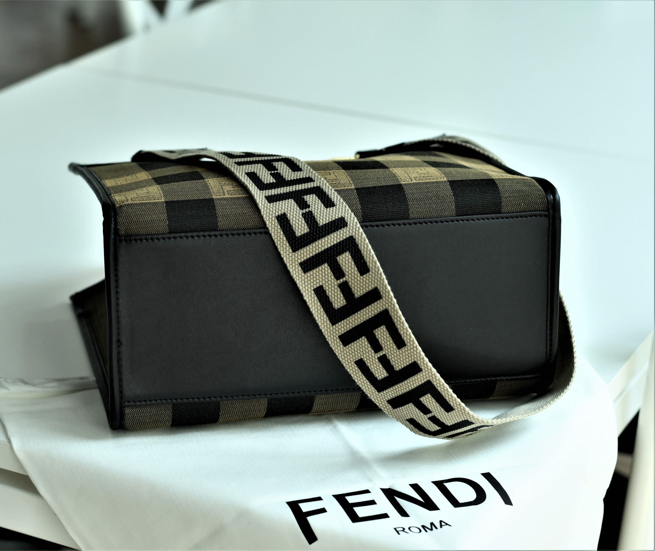พรีเมี่ยมกิ๊ฟแท้ 100% 】Fendi New Tote Gift bag กระเป๋าถือหรือสะพายไหล่ วัสดุผ้า canvas ปักลายแบรนด์ น้ำหนักเบา ภายในโล่ง จุของได้เยอะ สวยหรู ดูดี คุณนายสุดๆ ไอเท็มแนะนำเลยค่า