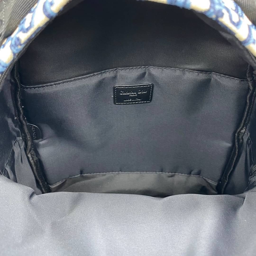 DIOR TRAVEL BACKPACK Blue Dior Oblique Jacquard อีกหนึ่งรุ่น Best seller ที่ต้องมี!! Unisex ใช้ได้ทั้งชายหญิง ภายในโล่งกว้าง ใบนี้คุ้มค่าราคามากๆ ทั้งดีไซน์และฟังก์ชั่นการใช้งาน ตอบโจทย์แน่นอนจ้า