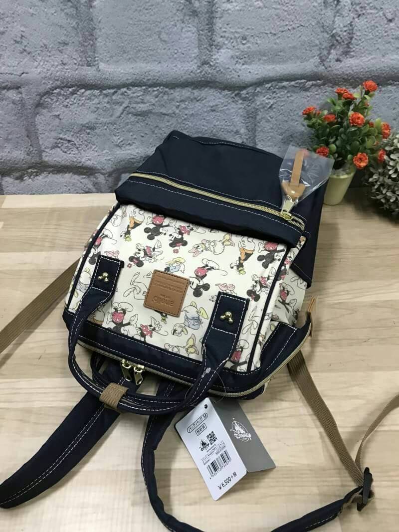Anello x Walt Disney Mickey & Friends Limited Edition Japan Backpack เป็นการร่วมงานของ anello และวอล์ทดิสนีย์ ที่มาวาดลวดลายลงบนกระเป๋าเป็นตัวละครดิสนีย์ที่มีสีสันน่ารักสดใส วัสดุ canvas คงแบบฉบับที่ปากกระเป๋ามีโครง อีกหนึ่งคอลเลคชั่นที่ควรต้องมีไว้ครอบคร