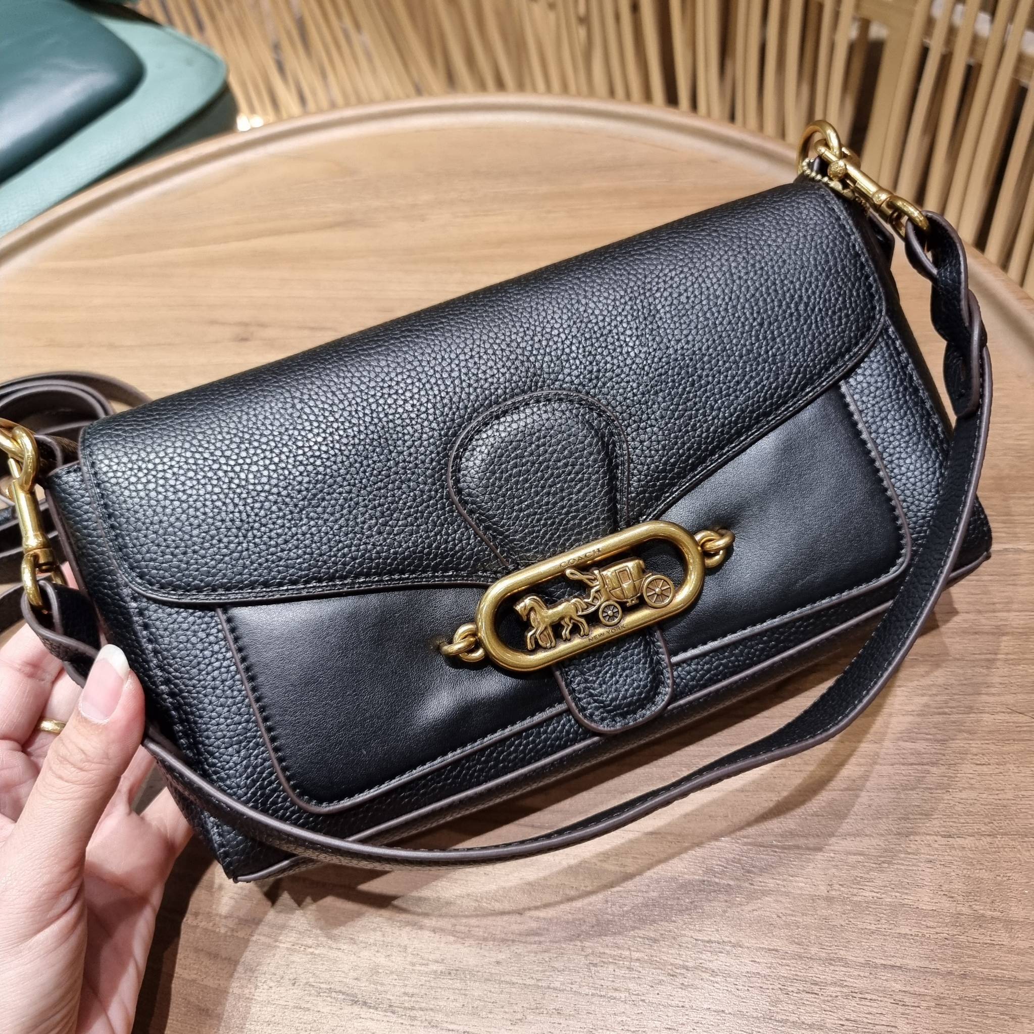 COACH SMALL JADE SHOULDER BAG [F91105,90782] กระเป๋าสะพายไหล่ ดีไซน์วินเทจย้อนยุค สวยคมชัด คลาสสิคใช้ได้ทุกลุค วัสดุหนัง pepble ทนทาน เปิด-ปิดด้วยฝาคาดโลโก้ พร้อมแถบแม่เหล็กในตัว รับรองแน่นหนา ด้านหลังมีช่องซิปให้ ภายในเป็นช่องโล่ง ขนาดกำลังดี ใช้งานง่าย 