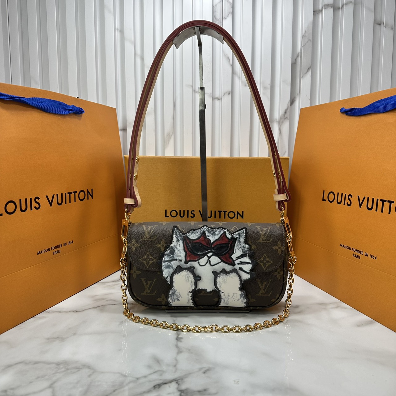 ORI หนังแท้ | LV Ivy chain wallet love of cats กระเป๋าสะพายไอวี่ดีไซน์กระเป๋าสตางค์ โดดเด่นด้วยการตกแต่งภาพประกอบแสนสดใสที่วาดมือลายน้องแมว พร้อมช่องใส่บัตร สายสะพายหนังและโซ่ถอดได้