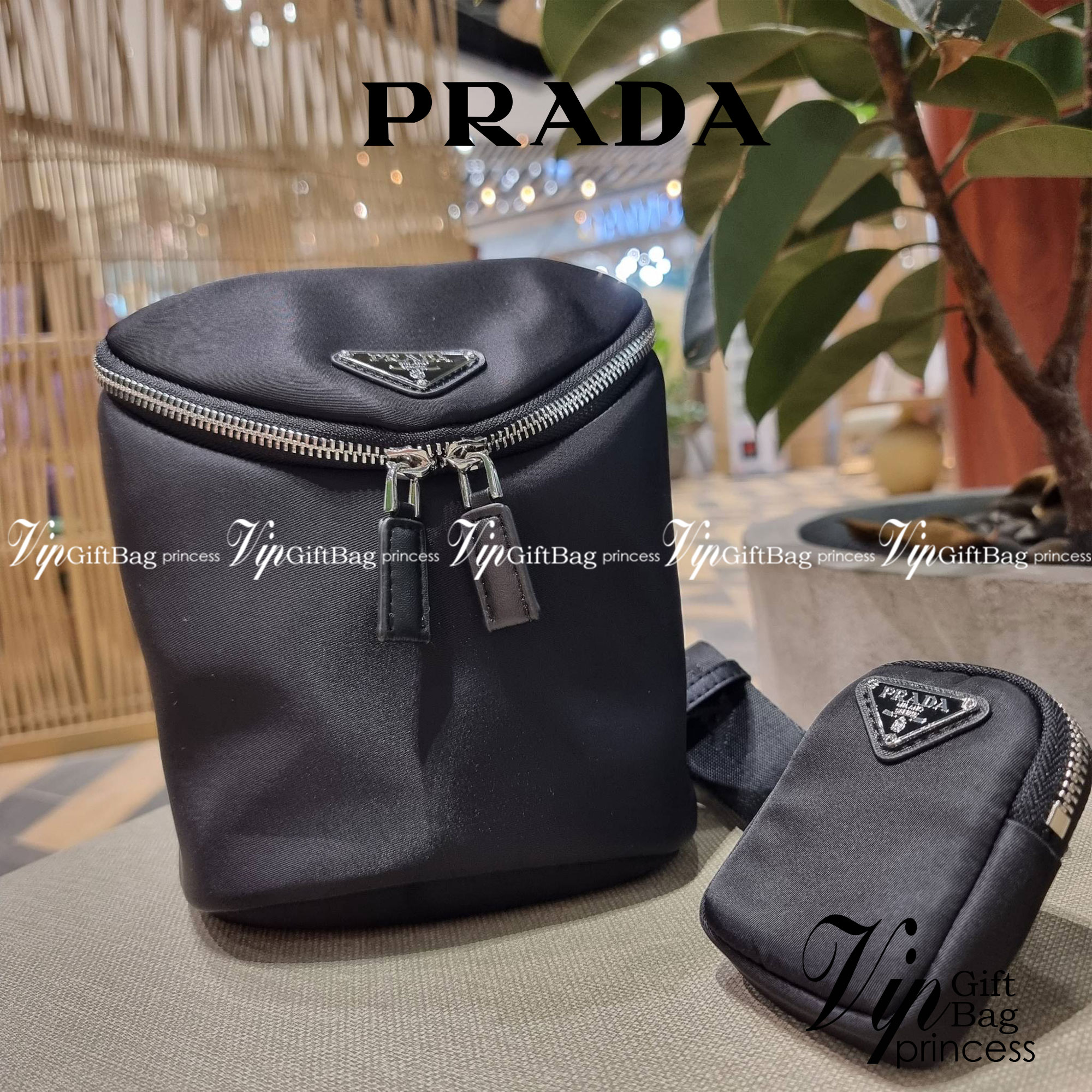PRADA RE-NYLON AND LEATHER SHOULDER BAG ถึงเวลาของหนุ่มกันแล้ว!! ไอเท็ม best seller ที่เตรียมขึ้นแท่นรุ่นหายาก เท่ คูล ดูดี ไม่เกร่อ กระเป๋าสะพายข้าง รูปทรงเรขาคณิต ดีไซน์เรียบง่าย แต่มีความหรูในตัว วัสดุผ้าไนล่อนคุณภาพ พร้อมใบลูก ไว้ใส่เหรียญ ใส่กุญแจได้
