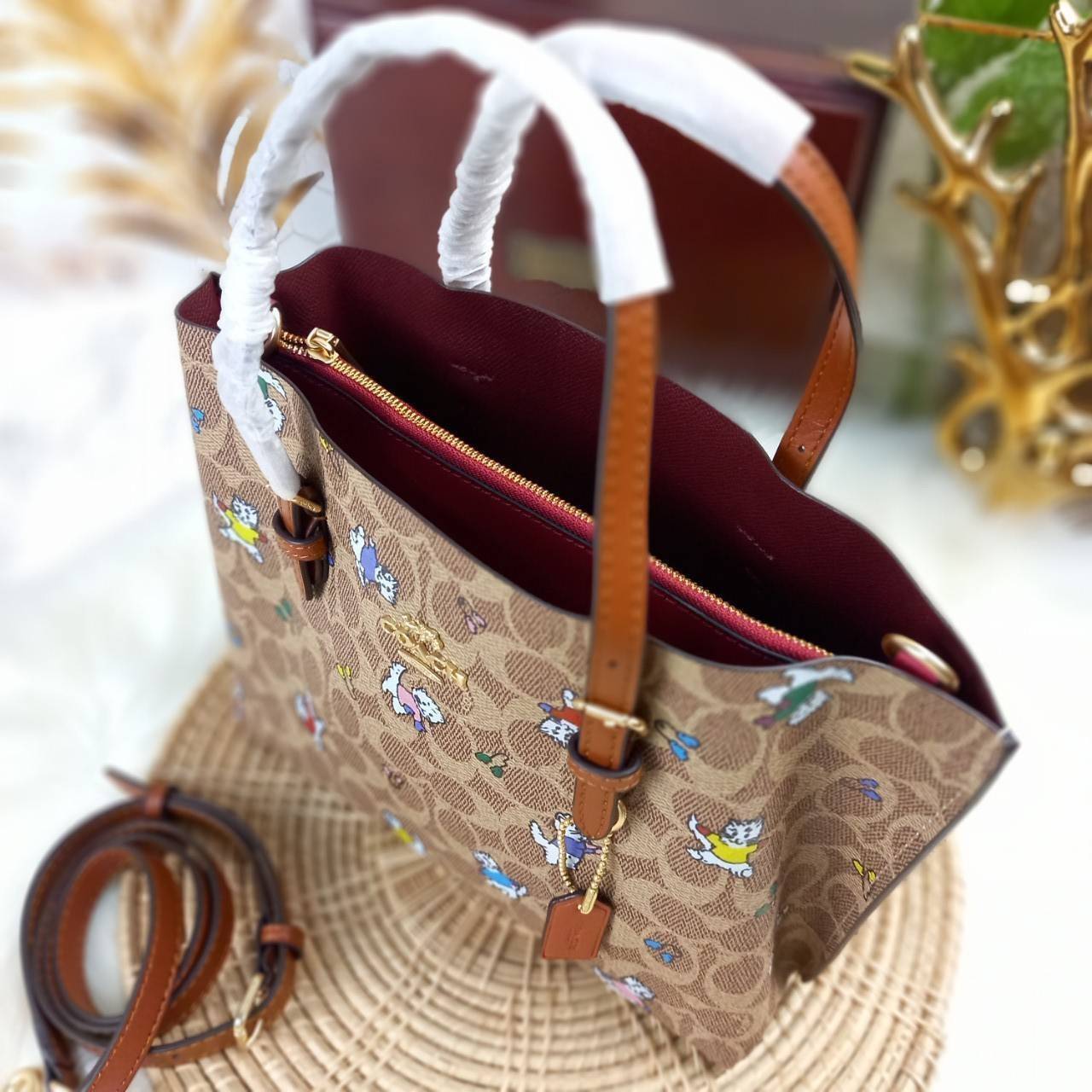 ไม่หลงรัก ทำไงไหว!! COACH MOLLIE TOTE 25 IN SIGNATURE CANVAS WITH SNOOPY (COACH C4250) กระเป๋าถือ กระเป๋าสะพาย รุ่นฮิต พิมพ์ลาย น่ารักเกินเบอร์ได้อีก// ขนาดเหมาะมือ มีสายสะพายยาว ถอดและปรับระดับได้ //วัสดุแคนวาส ผสมหนังแท้ ขึ้นทรงสวย ลาย SIGNATURE ด้านในโ