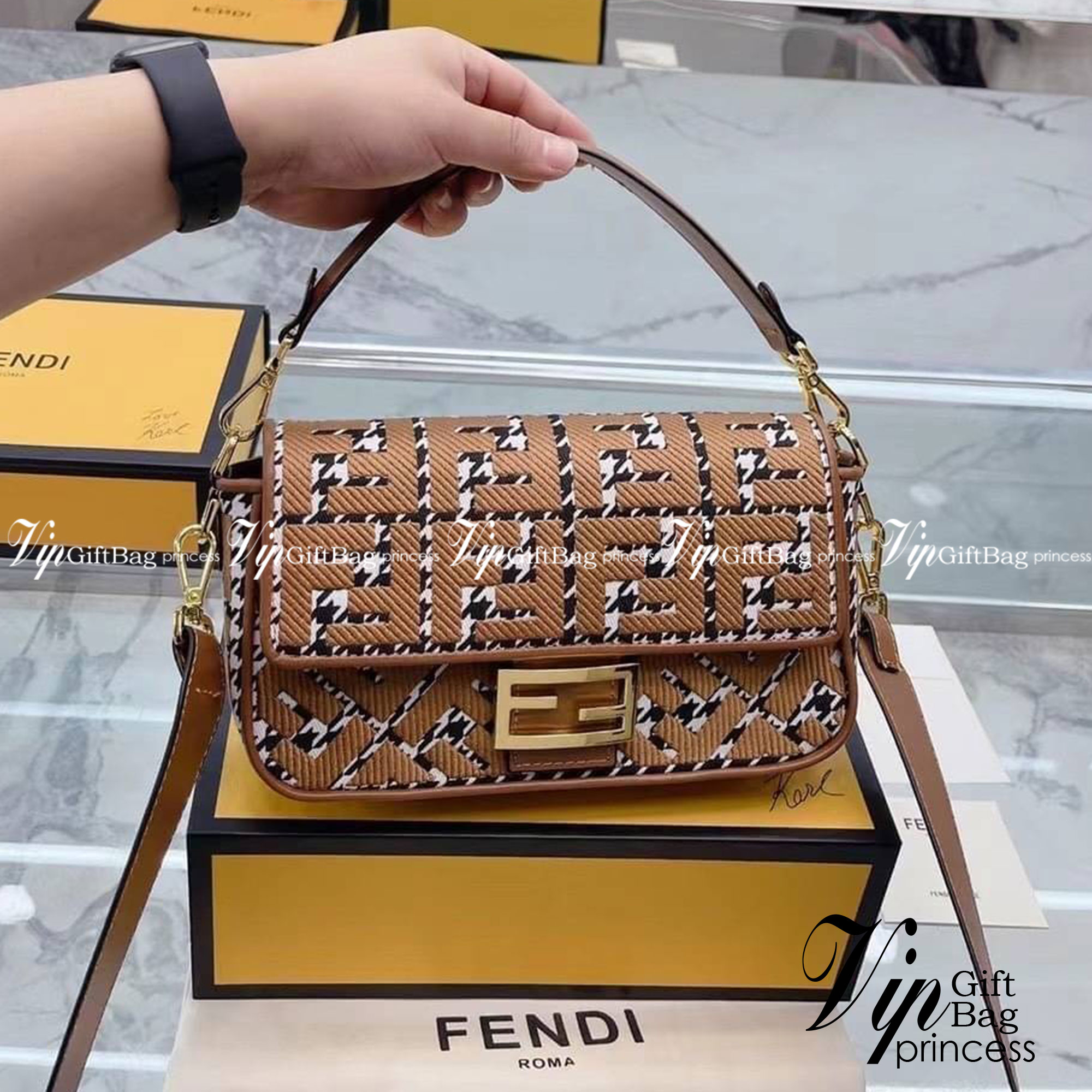 FENDI Baguette Brown houndstooth wool bag with FF embroidery / fendi baguette fabric bag กระเป๋าสะพายเฟนดิ งานจริงสวยมาก พร้อมสายสะพาย 2 เส้น ถอดได้ งานปั้มทุกจุด วัสดุคุณภาพดี แนะนำ ไม่ผิดหวัง มีจำนวนจำกัดนะคะ ภาพถ่ายจากงานขายจริง ใช้งานต่างประเทศได้