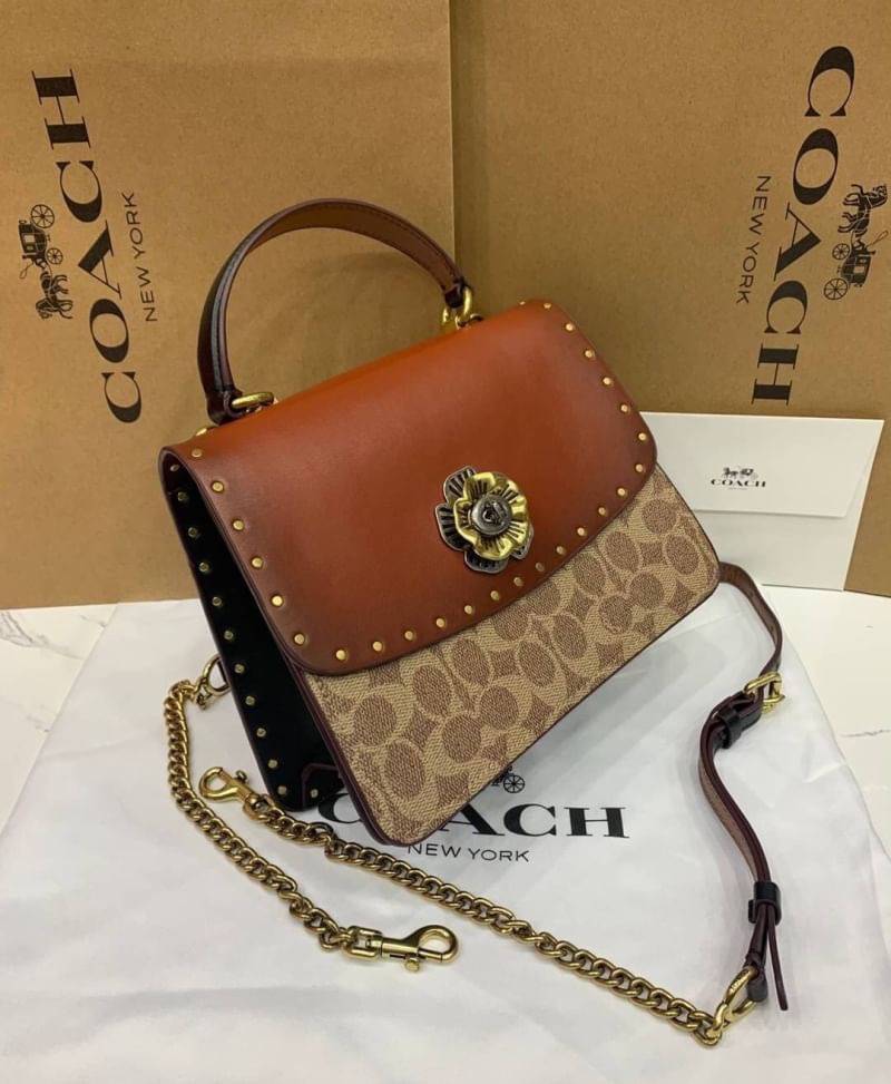 Coach Parker Top Handle In Signature Canvas With Rivet สินค้าใหม่ทรงน่ารัก ใช้แล้วดูแพงมากกก มีช่องใส่ขนาดกว้าง ใส่ของได้จำนวนมาก แถมยังสามารถถือเก๋ๆ แบบคุณนาย หรือสะพายเป็น crossbody ก็ได้ โดดเด่นด้วยลายsignature coach ใครยังไม่มีห้ามพลาดดดเลยนะ ของสวยจร