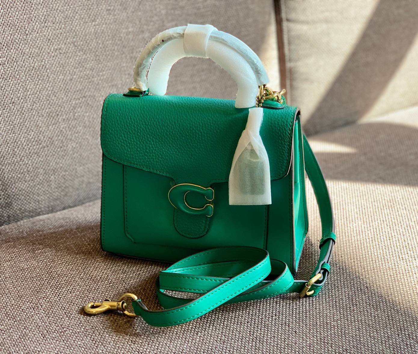 COACH TABBY TOP HANDLE 20 พร้อมส่งที่ไทยค่ะ! กระเป๋าหิ้ว//สะพายข้างได้ หนังแท้อย่างดี กหนึ่งใบทำหนังสองลายได้อย่างสวยงาม พร้อมโลโก้รุ่นใหม่ล่าสุดดูดีมากๆค่ะ เปิดปิดกระเป๋าแบบกดล็อค ภายในมีช่องหลักสองช่อง ใส่มือถือได้ทุกรุ่น;กระเป๋าเงินใบกลางได้;ของจำเป็นจ