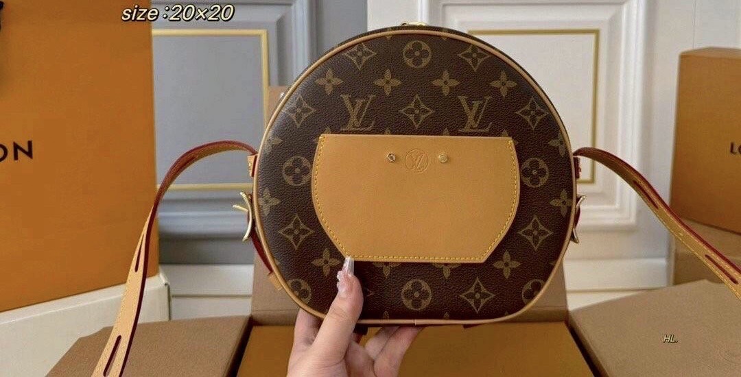 LV Petite Boite Chapeau bag 8" กระเป๋าสะพายทรงกลม สวยหรู โดดเด่นเป็นเอกลักษณ์ตามแบบฉบับแบรนด์ เปิด-ปิดด้วยซิป รูดใช้งานสะดวก ภายในเป็นช่องโล่ง ราคาสุดคุ้มแบบนี้ ต้องมีไว้ใช้สักใบน้า!!