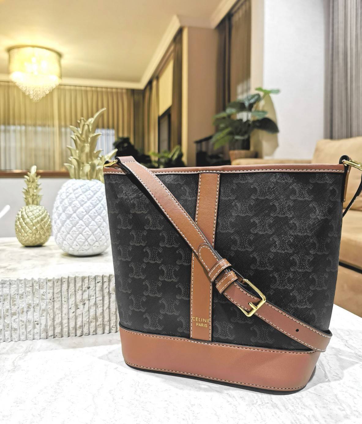 CELINE BUCKET BAG VIP GIFT WITH PURCHASE (GWP) พรีเมี่ยมกิ๊ฟ Limited Edition จาก CELINE HAUTEPARFUME DUTYFREE COUNTER วัสดุ TRIOMPHE CANVAS ดีไซน์สวยคลาสสิคไม่มีเอ้าท์เปิดปิดด้วยกระดุมภายในโล่งกว้างและจุมากสามารถใส่กระเป๋าสตางค์ กล้อง มือถือ ของใช้ได้เยอะ