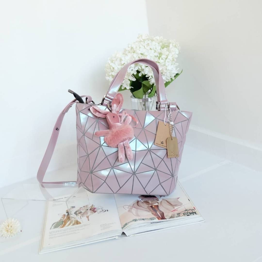 David Jones กระเป๋าสะพายข้างดีไซน์เกร๋มาก สีสวยหรูมาก ขนาดกะลังดีเลย ปรับทรงได้ 2 แบบ น่ารักมาก สี Rose pearl สวยที่สุด มาพร้อมกระต่ายเข้า set เลิศคะ