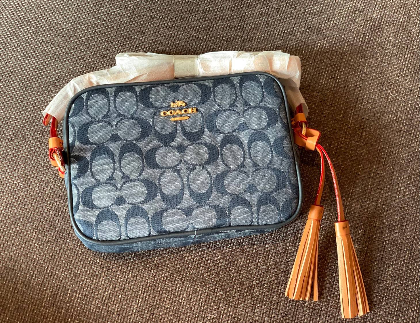 COACH MINI CAMERA IN SIGNATURE CHAMBRAY ((C8666)) 📣พร้อมส่งที่ไทย กับคอลเลคชั่นใหม่ล่าสุด ที่คุณต้องมี! กระเป๋าทรงกล่อง น้ำหนักเบา วัสดุผ้า Chambray ทอลายแบรนด์ตัดขอบหนังแท้ได้สวยงามค่ะ **ผ้าChambrayจะเหมาะกับหน้าร้อนนี้ได้ดีทีเดียวค่ะ**