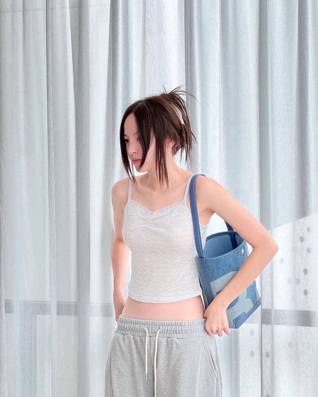 Rally movement the bag denim เป็นไอเท็มที่ฮอตสุดๆแห่งปีจริงๆ กับกระเป๋าทรงบัคเก็ต ที่ดีไซน์ออกมาคลาสสิคและใช้งานง่ายจริงๆ