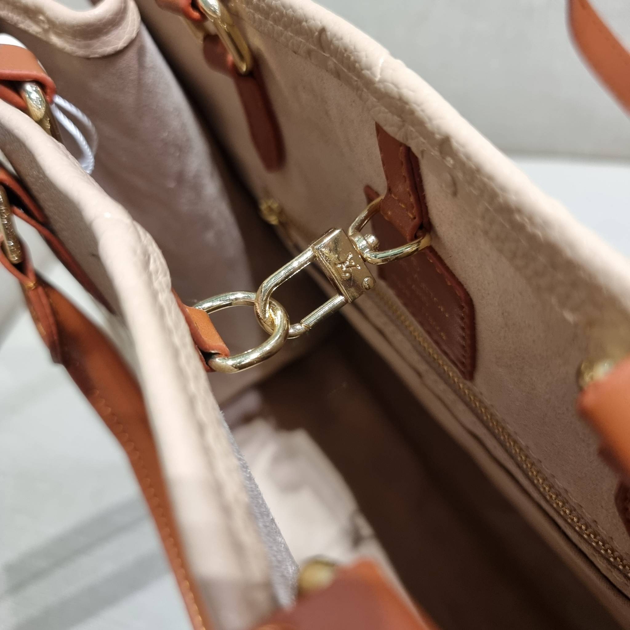 LV crossbody tote bag / LV Shopping Bag ดีไซน์สวยคม สมราคา ดูแพงไปอีก ด้วยดีเทลลายของหนัง crossgrain กระเป๋าทรงโท้ทคลาสสิค ผู้ดียืนหนึ่ง โทนสีใช้งานง่าย แมทช์ได้ทุกลุค มาพร้อมหูจับในตัว แบบหูหิ้ว และหูยาวสำหรับสะพายไหล่ เก๋มาก ชิคมาก ภายในโล่งกว้างมาก มีอ