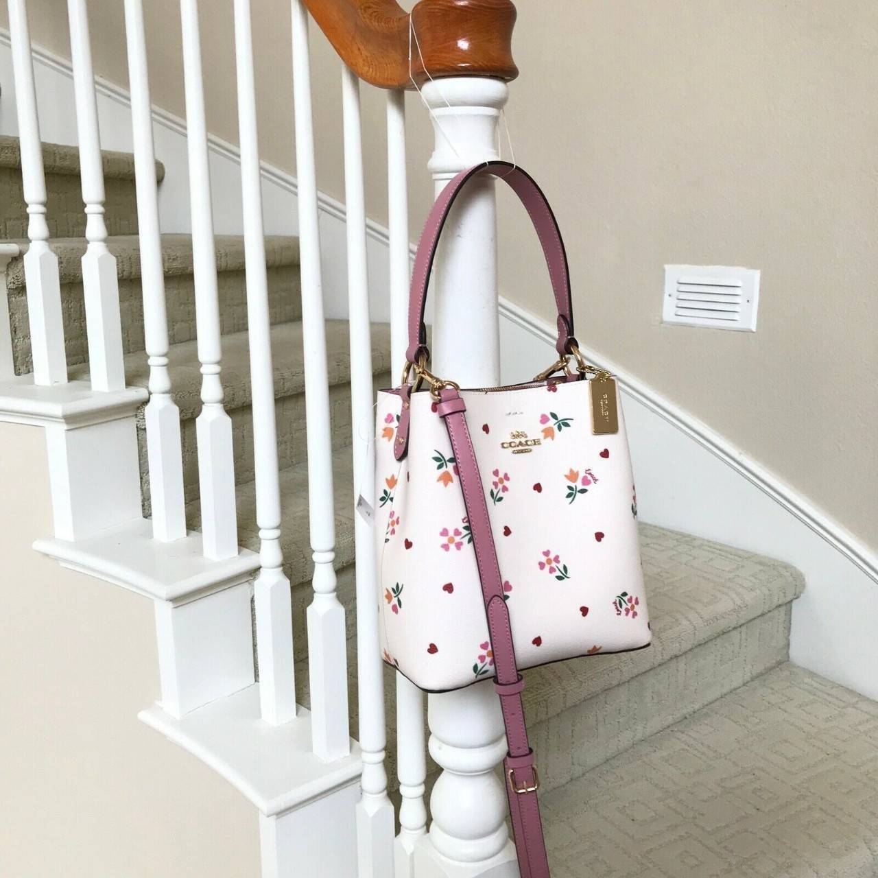 COACH SMALL TOWN BUCKET BAG WITH HEART PETAL PRINT(C7975//C7976)🌺💞กระเป๋าถือ กระเป๋าสะพาย ทรงฮิตยอดนิยมตลอดกาล>>ปริ้นลายดอกไม้รูปหัวใจมินิ น่ารักเกินเบอร์มาก🥰 ไม่ว่าจะออกมาคอลเลคชั่นไหนๆ ก็ครองใจสาวๆไปได้ทุกรุ่น/ วัสดุหนังแคน