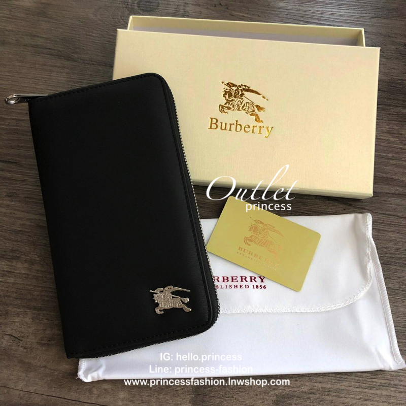 กระเป๋าสตางค์ใบยาวซิปรอบ BURBERRY ภายในมีช่องใส่ธนบัตร ช่องใส่บัตรหลายช่อง และมีช่องซิปสำหรับใส่เหรียญค่ะ